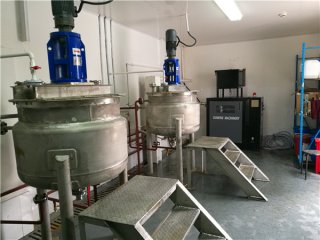 化工反應(yīng)釜物料控溫 ±0.5度,用什么電加熱導(dǎo)熱油爐?